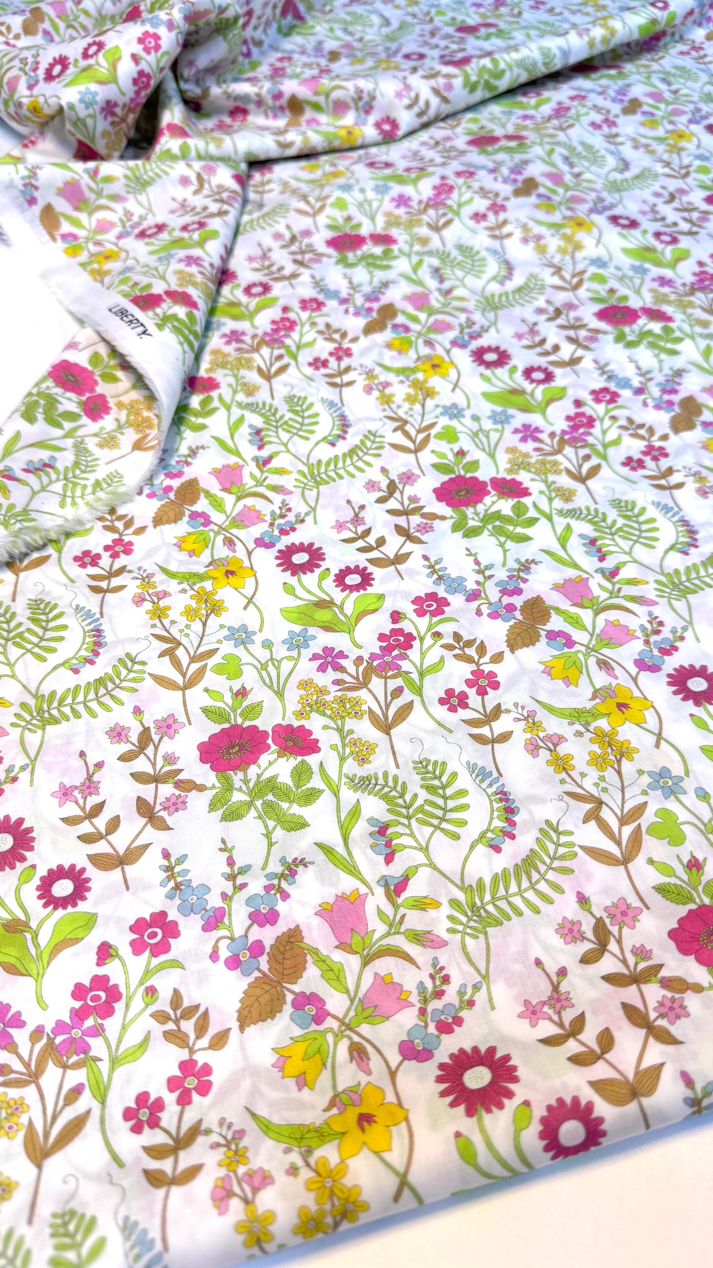 Liberty Fabric LOLA
WEISSELBERG Cotton Tana Lawn® 3m