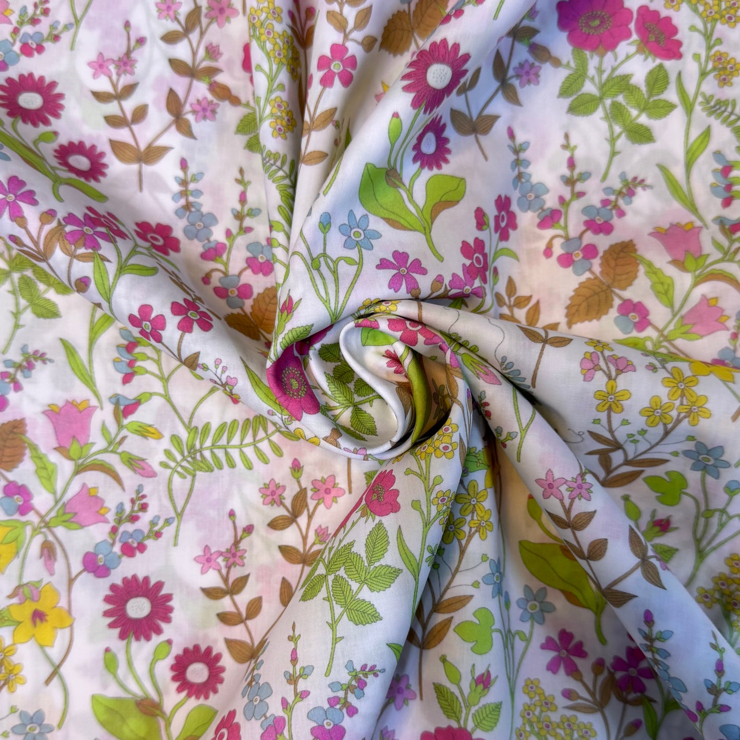 Liberty Fabric LOLA
WEISSELBERG Cotton Tana Lawn® 3m