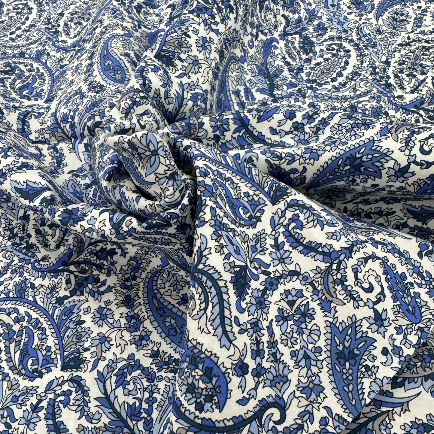 Blue paisley (English cotton Tana Lawn) 3m