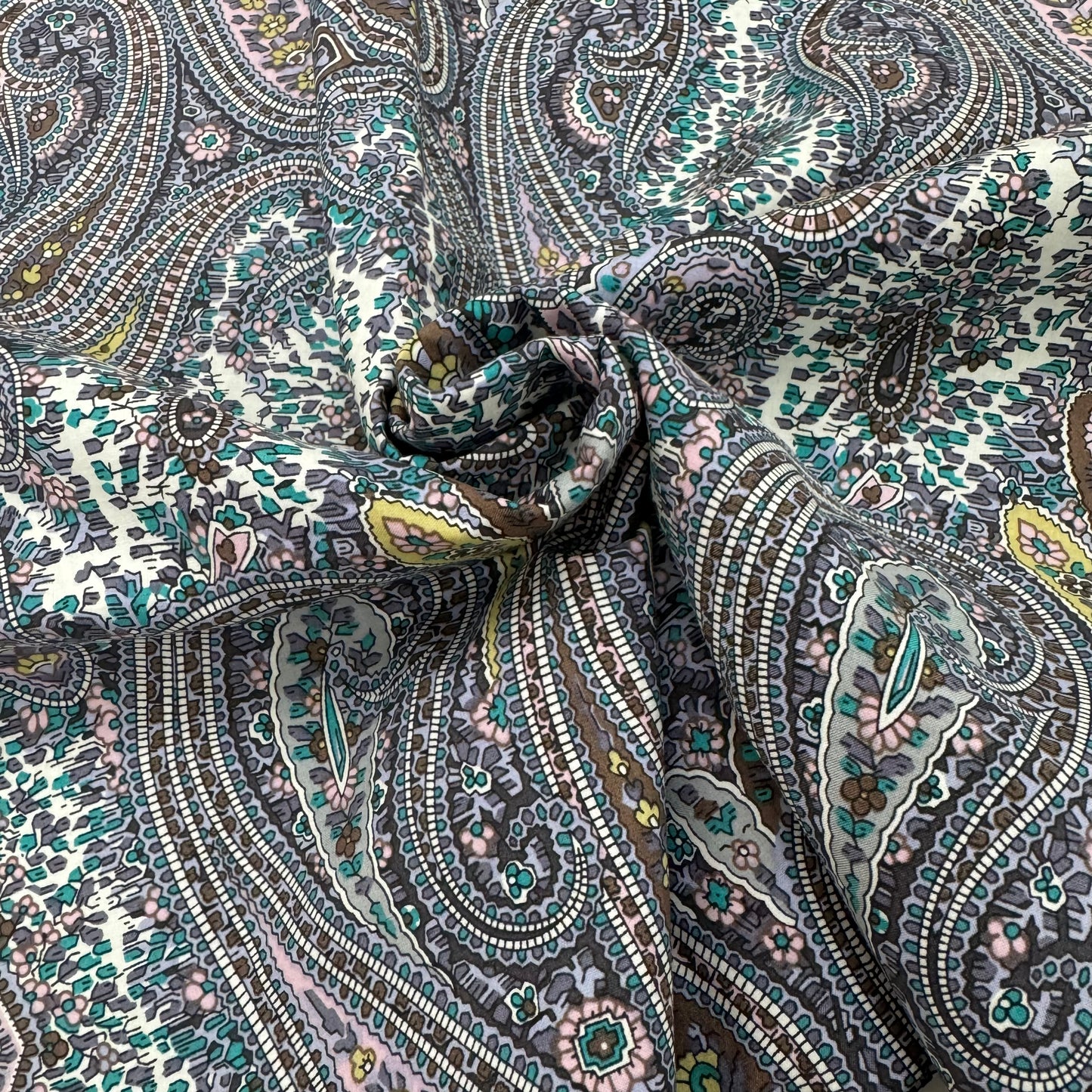 Blue Retro Paisley (English cotton Tana Lawn) 3m